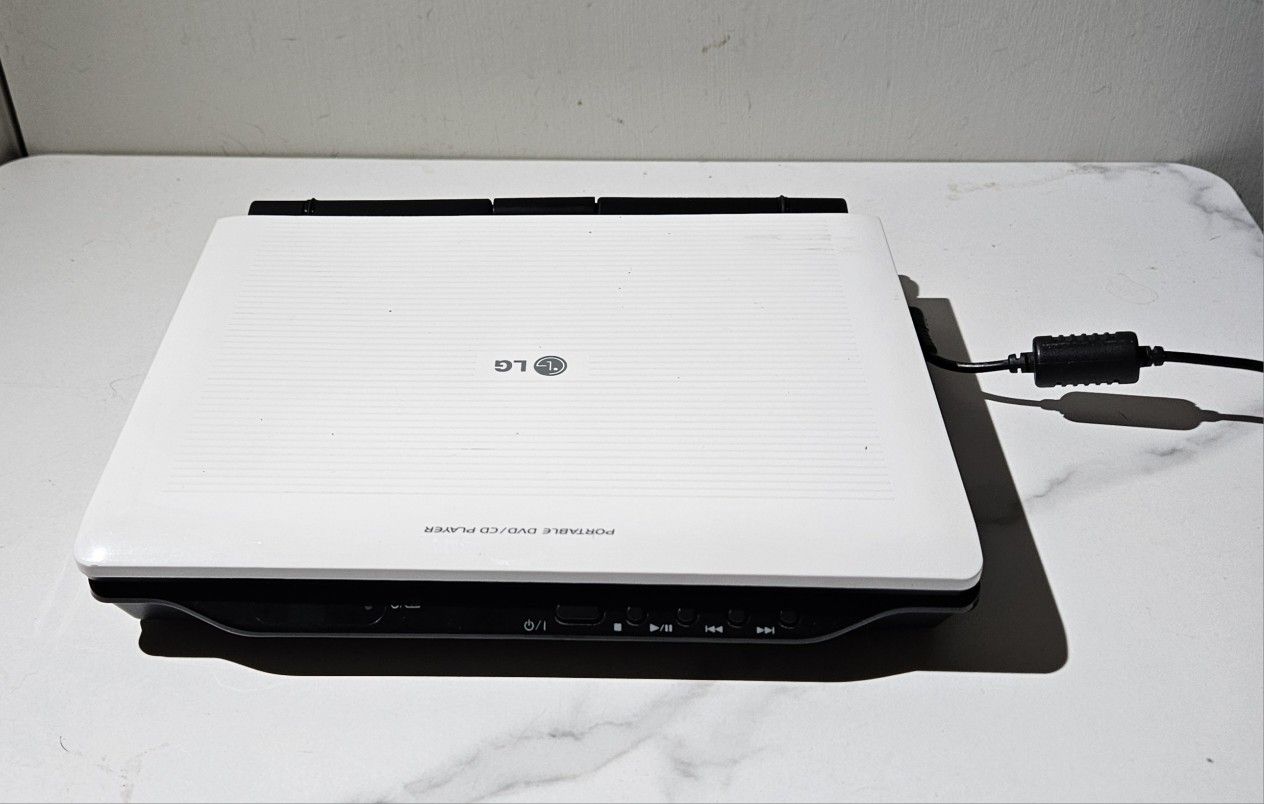 LG (DP781) Portable DVD, CD Player, SWIVEL SCREEN, REMOTE. No External Battery Or Vehicle Power Cord Included