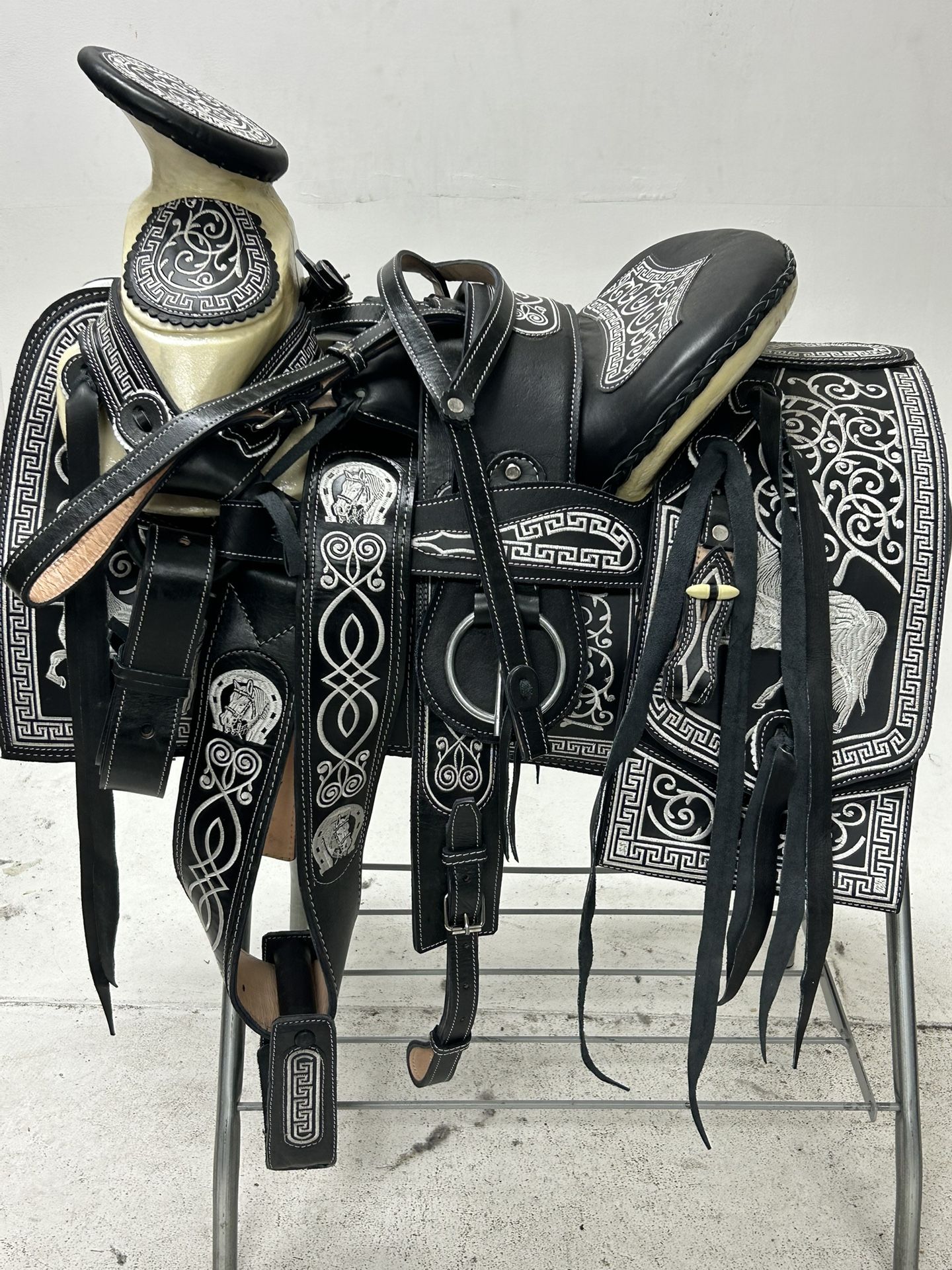 Monturas charras para caballos π 100% piel De la mejor calidad 100% garantizadas Le incluye pechera o pecho pretal, correas para espuelas , cabezad