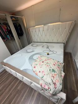 Vendo set de cuarto Quenn nuevo en caja a extrenar por usted de excelente calidad elegante