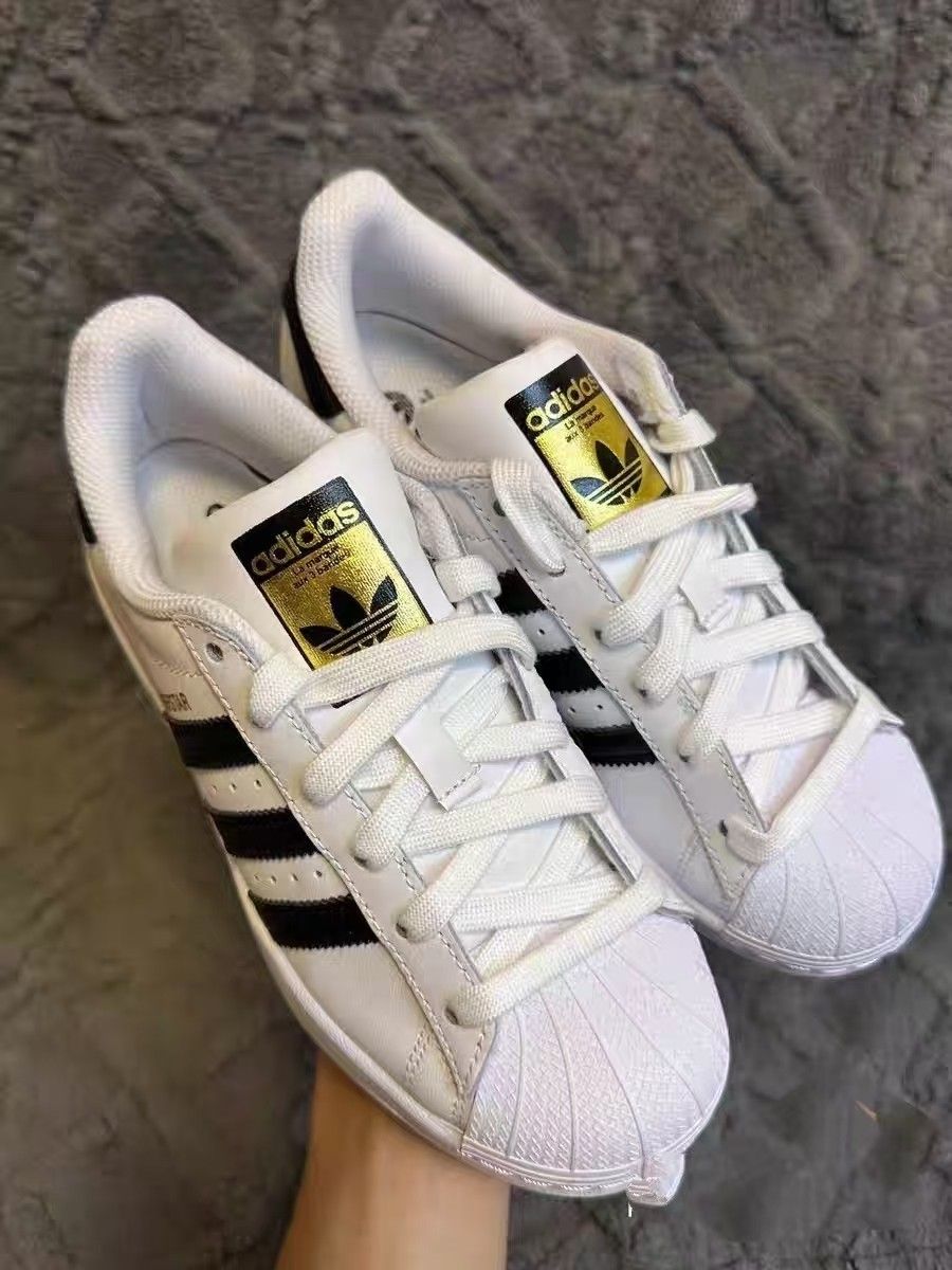 
机翻 · 通用领域
Adidas Three Leaf Classic White Shell Head Sports and Leisure Shoes