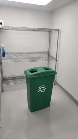 COMMERCIAL / OFFICE TRASH CAN - GREAT FOR OFFICE, GARAGE, NURSING HOME*
Rubbermaid Commercial Products GREEN Heavy-Duty Plastic Rectangle bottle.
