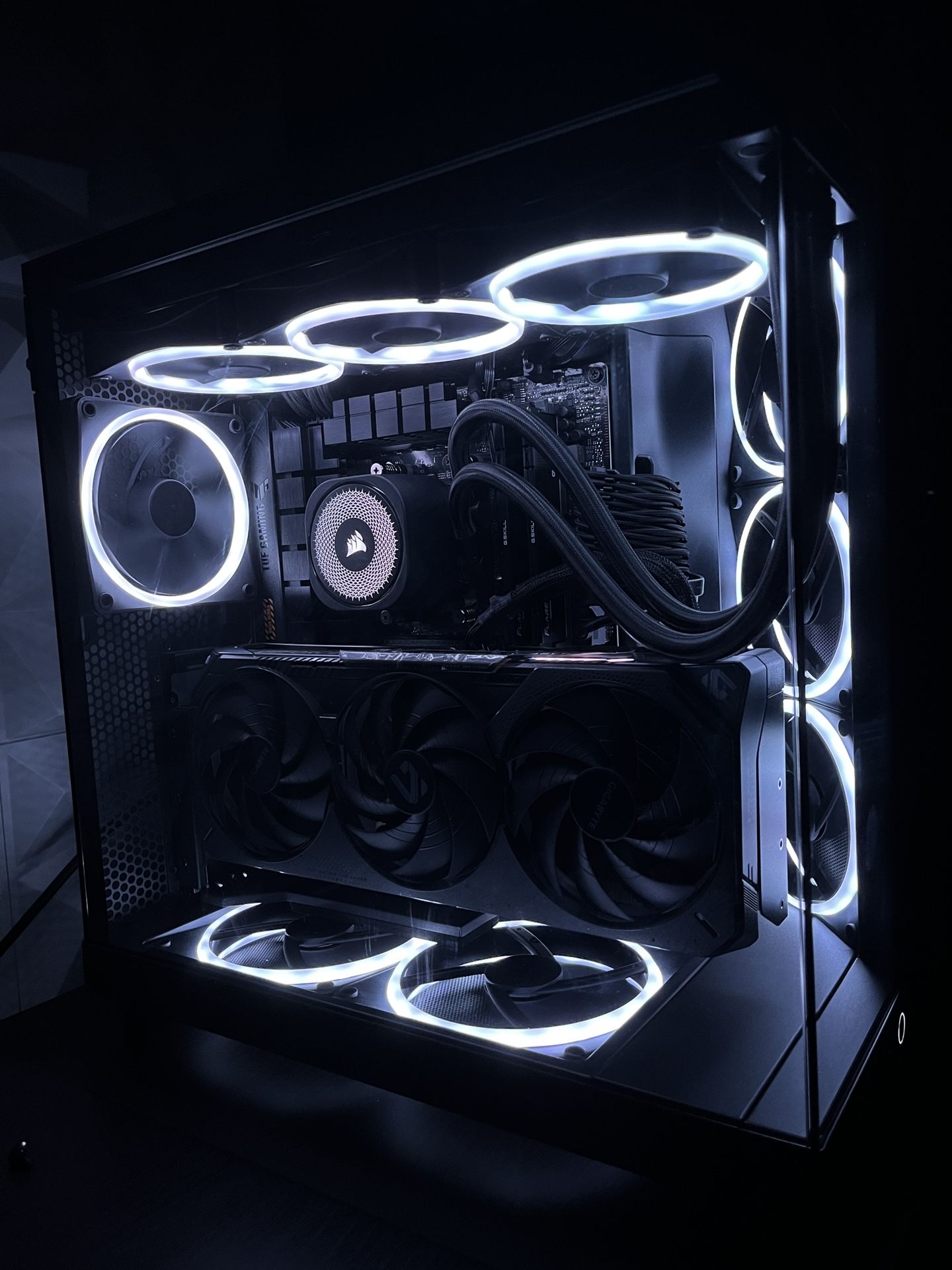 High tier gaming pc:| GPU: RTX 5080 | CPU: 9800x3d | RAM: 32gb DDR5 | STORAGE: 2TB SOLID STATE DRIVE | POWER SUPPLY: 850 WATT |