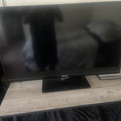 Hisense Tv  40 Inch With Roku Player Remote 