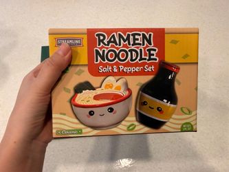 BNIB Cute Ramen Noodle Salt & Pepper Shaker Set (with The Huntington Store Bag)