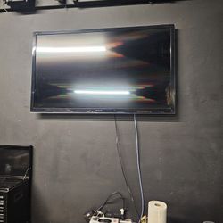 Flat Screen TV With Mount 