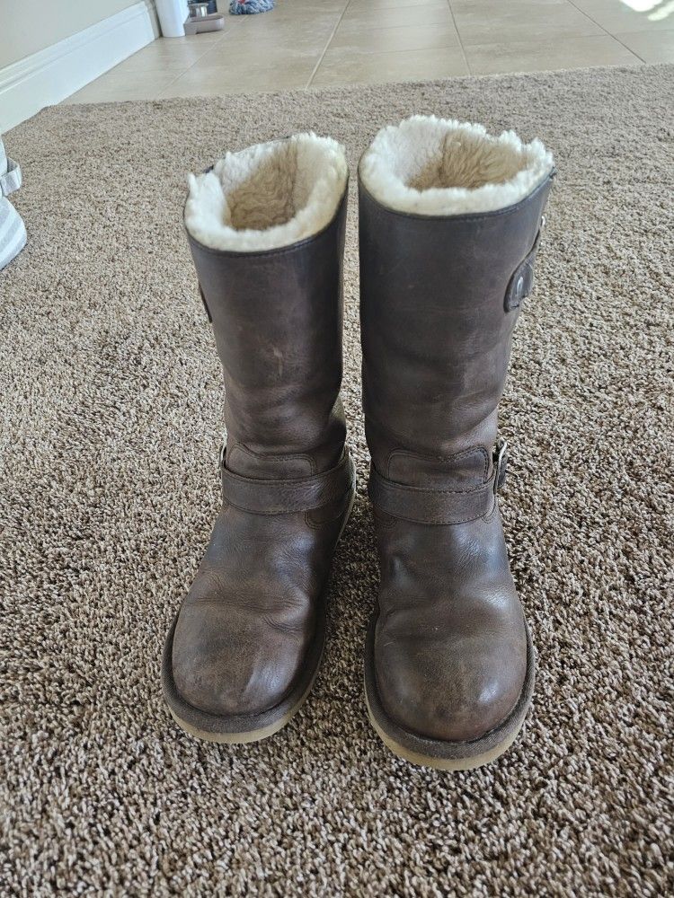 UGG BOOTS SIZE 8