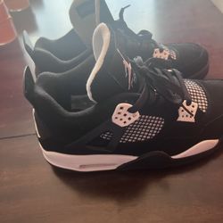 Jordan 4 Retro “White Thunder”