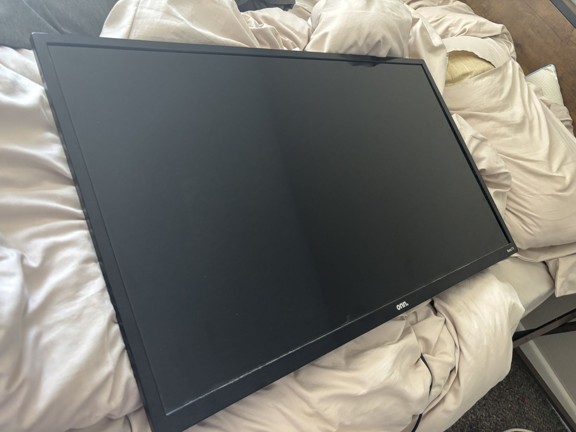 32’ ROKU TV