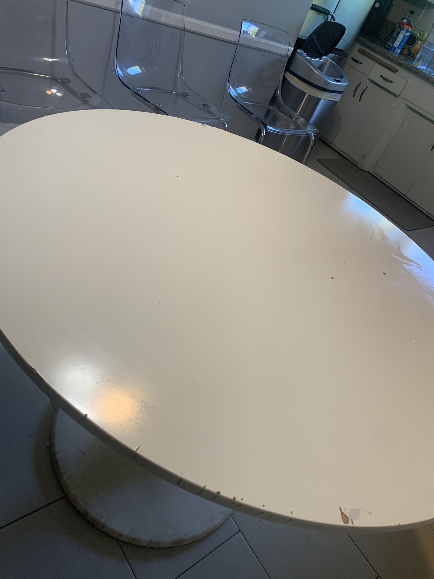 White Round Table 4 Clear Chairs 