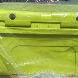 YETI COOLER[Still New)