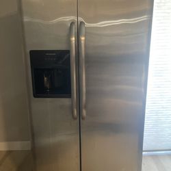 STAINLESS STEEL REFRIGERATOR FOR SALE 1,000 OBO
