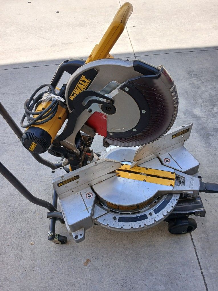 Sierra Sircular Dewalt De Luz 12 Pulgadas No Tiene La Bosita