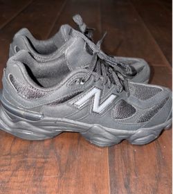 Total black 9060 New Balance tennis shoes
