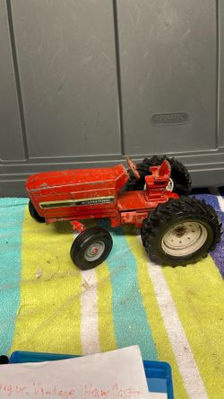 Barn Fine Vintage ERTL International Die Cast Metal Tractor With Original Red Paint