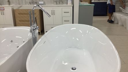 White Freestanding Soaking Bathtub