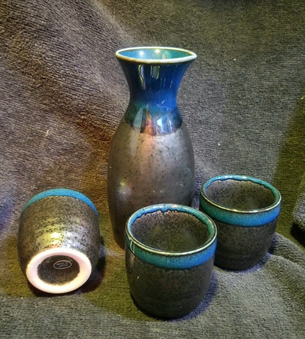 Beautiful, New Sake Set! 1 Tokkuri (sake flask) and 3 Ochokos (sake