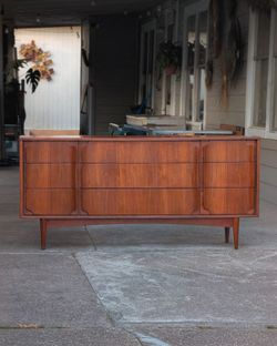 Mid-century Modern 9-Drawer Walnut Dresser