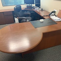 Desk w/ Rounded Peninsula