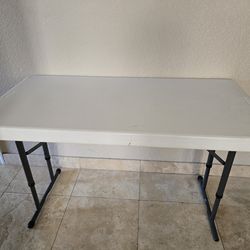 4 foot folding table. Sturdy and in great condition.