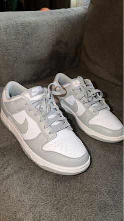 women’s grey & white dunks 👟