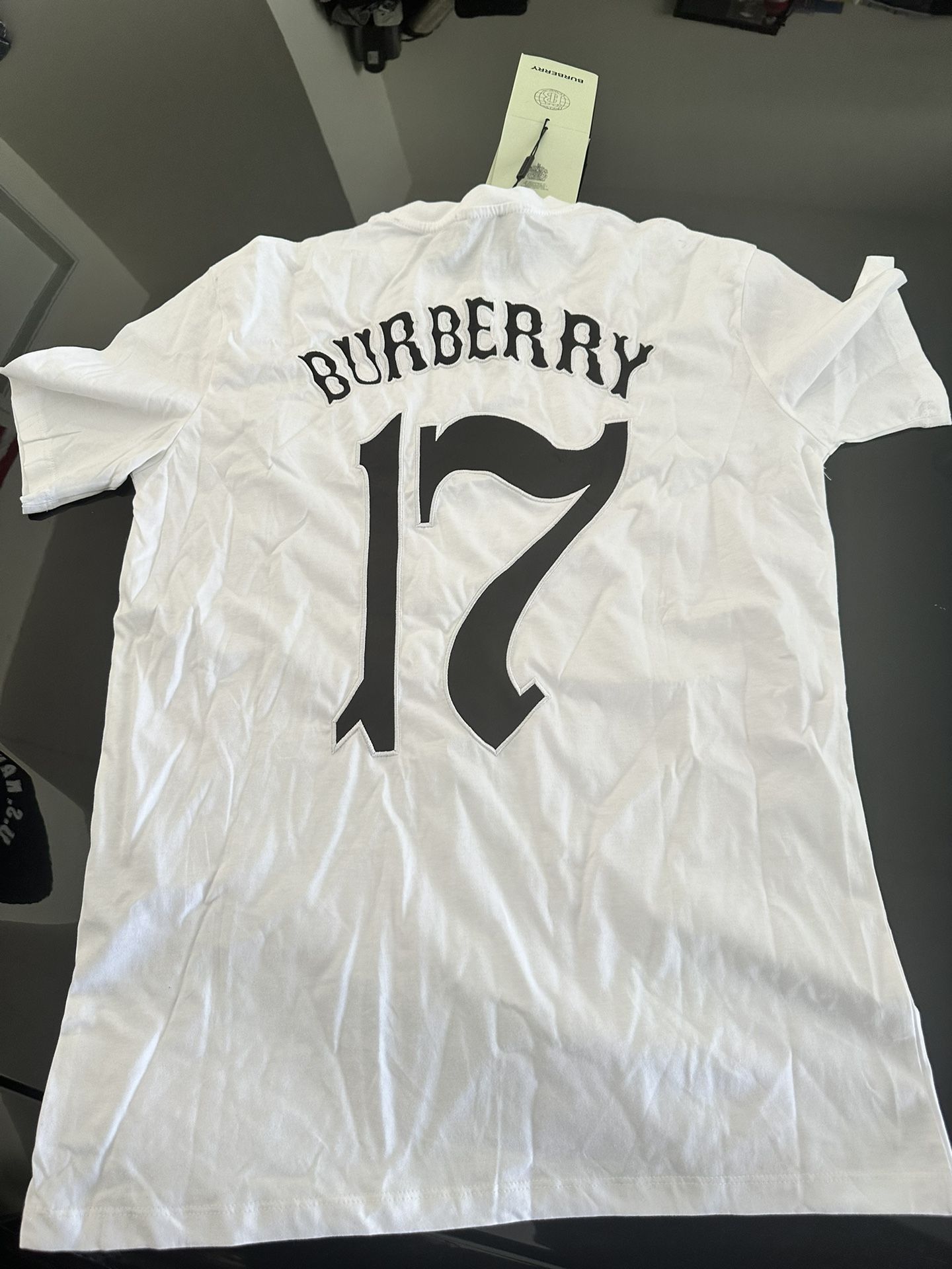 Burberry Men’s Tshirt Large