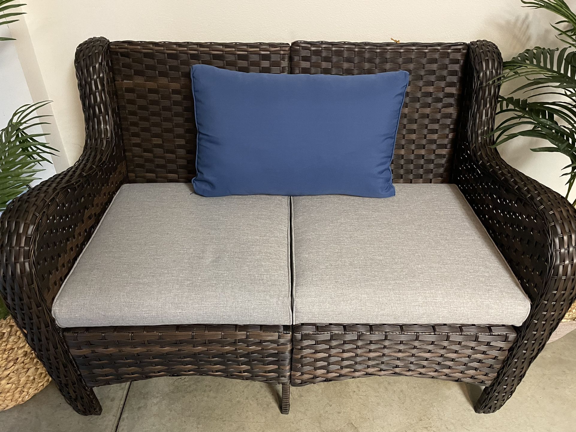 Beautiful Outdoor Patio Furniture *Loveseat* BRAND NEW & ASSEMBLED for