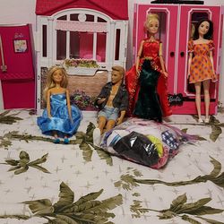 Barbi/Ken House And Case With Dolls 