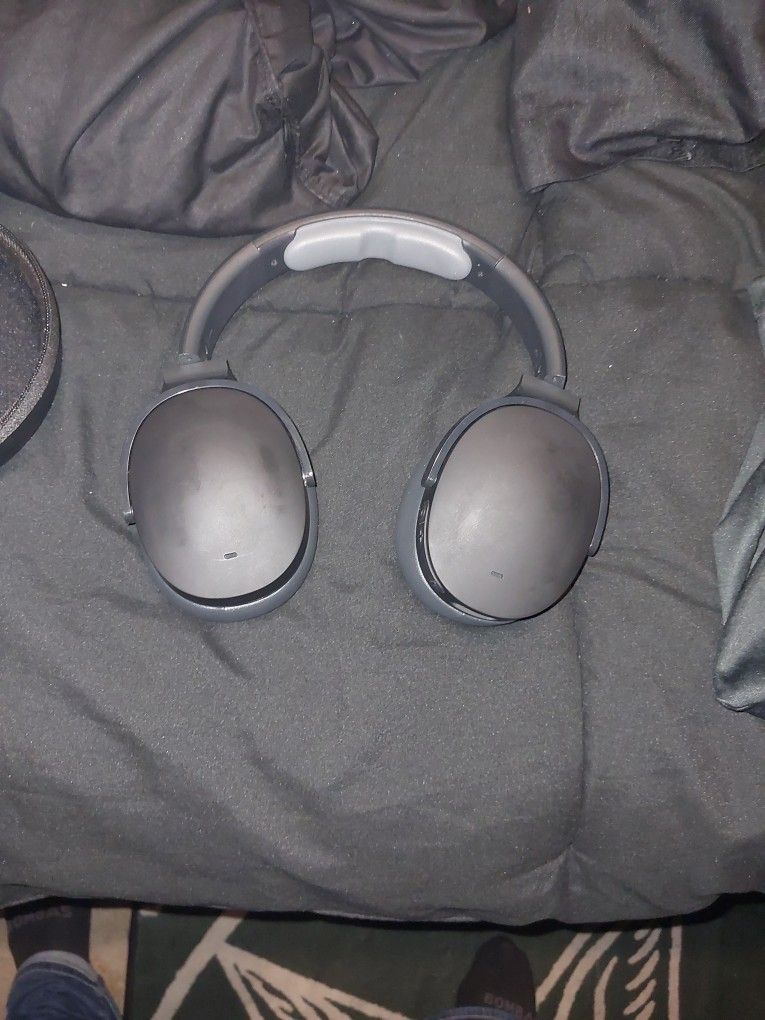 Skull Candy Noise Canceling Bluetooth Headphones 