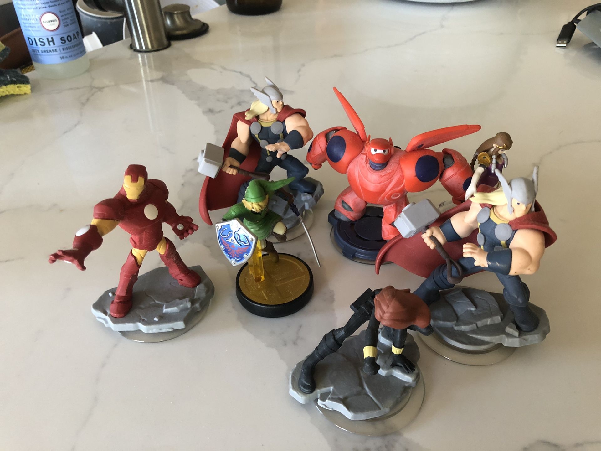Wii U infinity game with pad and 7 figurines.
