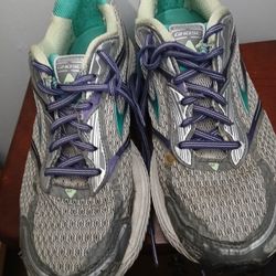 Brooks Womens Sz 9