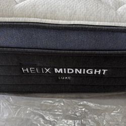 Helix Midnight, Twin mattress  Like New, Perfect Condition