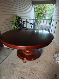 Dinning Room Table +4 Matching Chairs