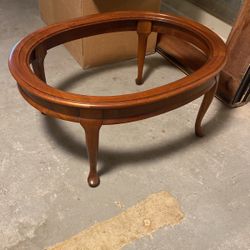 Beautiful coffee table it’s missing the glass