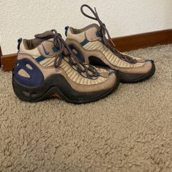 Women’s Hiking Boots