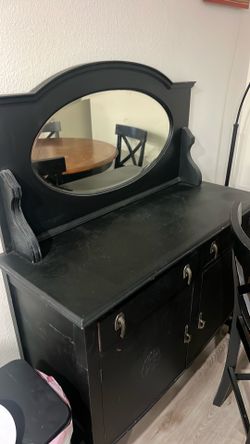 Dinette set and hutch
