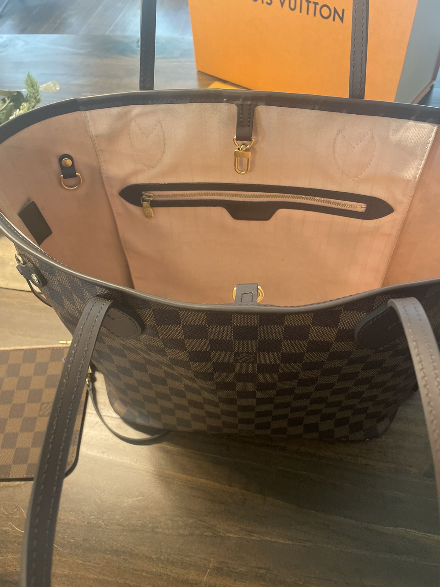 Authentic Louis Vuitton Neverfull MM for Sale in Newnan, GA - OfferUp