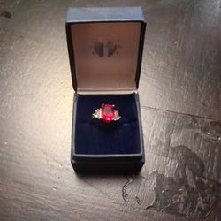 Bradford exchange red helenite ring size 7,5