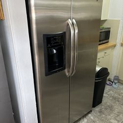 Refrigerator - general electric $250