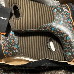 NEW Kids Bogs-size 4