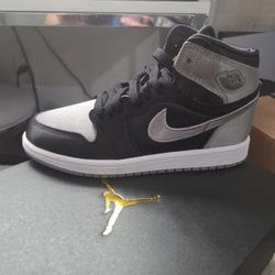 New Never Used (Jordan 1 Retro High OG  2-Y)