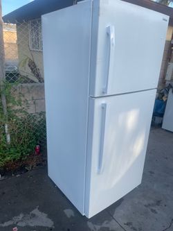 INSIGNIA Refrigerator 18 cu ft Very clean