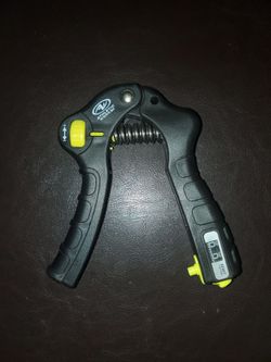 Adjustable strength hand grip with resettable counter