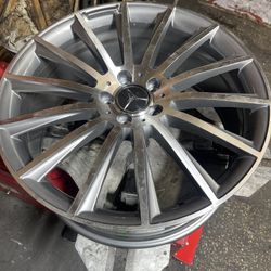 20” Mercedes Wheel Like New 