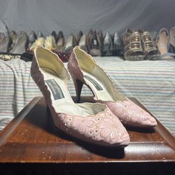 Size 8.5M Rare Vintage Stuart Weitzman for Martinique Pink Floral Embroidered Heels.