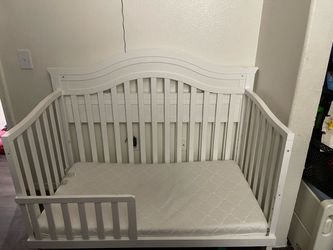 Crib with toddler bed attachment