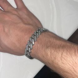 Luxurious 8MM Cuban Link Bracelet (7’)