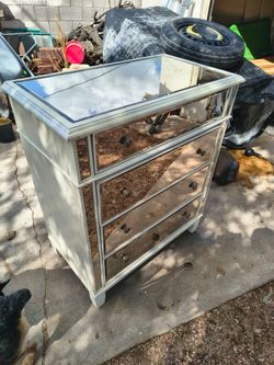 MIRRORED DRESSER