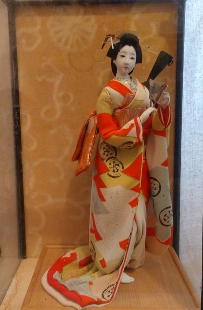 VINTAGE Japanese Porcelain Geisha doll w/ Original Glass And Wood case