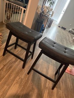 Set of 2 Tufted Saddle Bar Stools