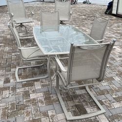 Patio furniture set, 1 table with 4 chairs and 2 high bar chairs. In perfect condition. Aluminum. I can deliver for a cost